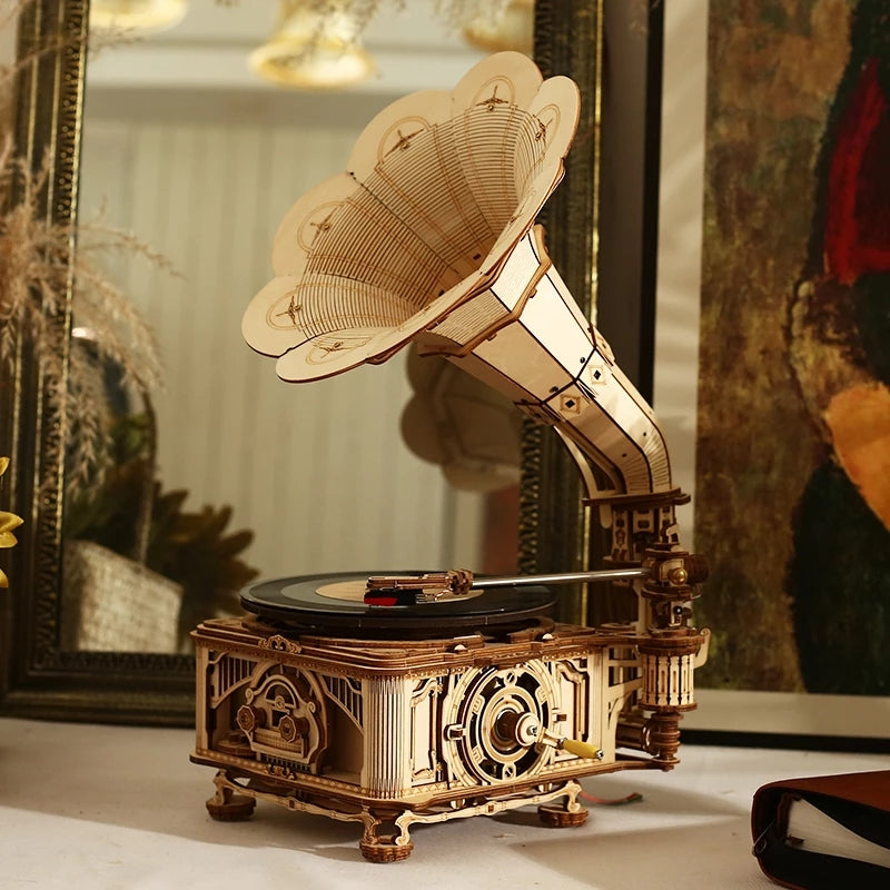 Retro Wooden Gramophone – Hand-Crank Mechanical Model