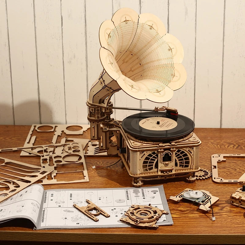 Retro Wooden Gramophone – Hand-Crank Mechanical Model